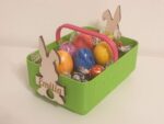 Individueller Osterkorb aus Kunststoff mit zwei seitlichen Osterhasen aus Sperrholz, graviert mit dem Namen des Kindes. Perfekt für die Eiersuche an Ostern