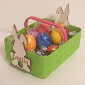 Individueller Osterkorb aus Kunststoff mit zwei seitlichen Osterhasen aus Sperrholz, graviert mit dem Namen des Kindes. Perfekt für die Eiersuche an Ostern