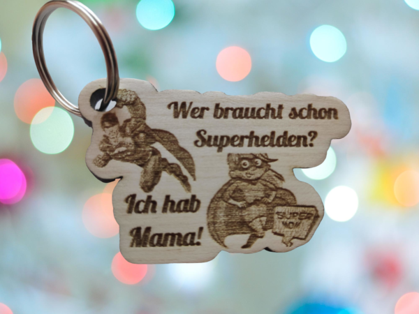 Holz-Schlüsselanhänger mit Superheldin-Motiv und dem Spruch "Wer braucht schon Superhelden? Ich hab Mama!" Perfektes Geschenk zum Muttertag oder für besondere Anlässe.
