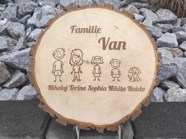Personalisiertes Türschild aus Baumscheibe mit Strichmännchen der Familienmitglieder und den Namen, handgefertigt aus Birke oder Erle. Ein herzliches Willkommen an der Eingangstür Ihrer Familie.