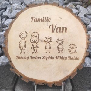 Personalisiertes Türschild aus Baumscheibe mit Strichmännchen der Familienmitglieder und den Namen, handgefertigt aus Birke oder Erle. Ein herzliches Willkommen an der Eingangstür Ihrer Familie.