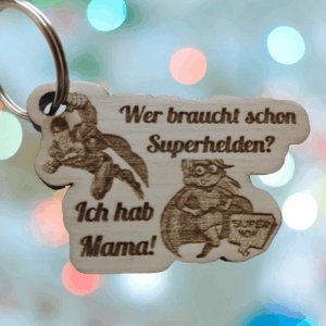 Holz-Schlüsselanhänger mit Superheldin-Motiv und dem Spruch "Wer braucht schon Superhelden? Ich hab Mama!" Perfektes Geschenk zum Muttertag oder für besondere Anlässe.