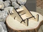 Sperrholz Baumscheiben Ständer mit 30° und 60° Neigung, geliefert in 5 Einzelteilen für einfachen Zusammenbau. Ideal für die stilvolle Präsentation Ihrer Baumscheibe.