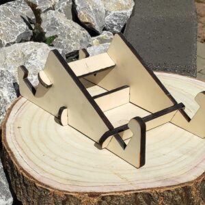 Sperrholz Baumscheiben Ständer mit 30° und 60° Neigung, geliefert in 5 Einzelteilen für einfachen Zusammenbau. Ideal für die stilvolle Präsentation Ihrer Baumscheibe.