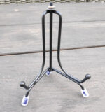 Stabiler Metallständer mit Gummischonern, speziell für die Präsentation von Schieferherzen. Ideal für den Innen- und Außeneinsatz, elegant und robust.