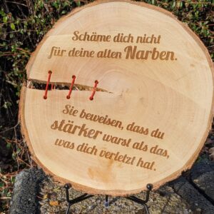 Baumscheibe "Alte Narben" mit inspirierender Botschaft. Eingebrannte Schrift auf einer natürlichen Baumscheibe aus heimischen Hölzern.