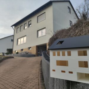 Ein maßstabsgetreues 3D-Modell eines Hauses, gefertigt nach individuellem Grundriss. Jedes Stockwerk ist abnehmbar, um einen Einblick ins Innere zu ermöglichen. Perfektes Geschenk für Bauherren und Immobilienliebhaber.