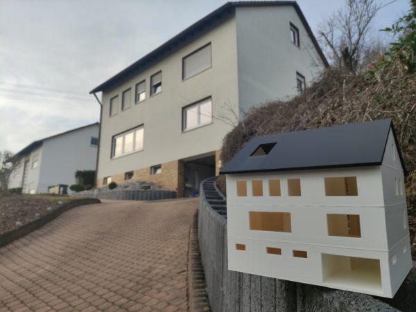 Ein maßstabsgetreues 3D-Modell eines Hauses, gefertigt nach individuellem Grundriss. Jedes Stockwerk ist abnehmbar, um einen Einblick ins Innere zu ermöglichen. Perfektes Geschenk für Bauherren und Immobilienliebhaber.