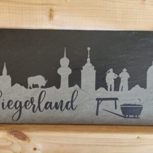 Gravierte Skyline von Siegerland (beispielhaft) auf einer hochwertigen Schieferplatte. Ein perfektes Geschenk für Stadt-Liebhaber und Heimatverbundene.