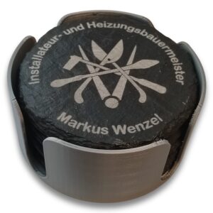 Handgefertigte Schieferuntersetzer mit verschiedenen Zunftlogos