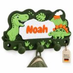 Personalisierter Dino-Kleiderhaken mit Name Noah auf weißem Hintergrund