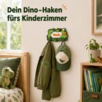Dino-Kleiderhaken mit Jacke und Kappe im Kinderzimmer